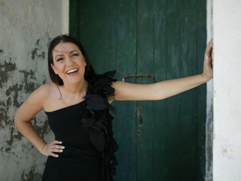 Niña Pastori feliz por su 25 aniversario.
