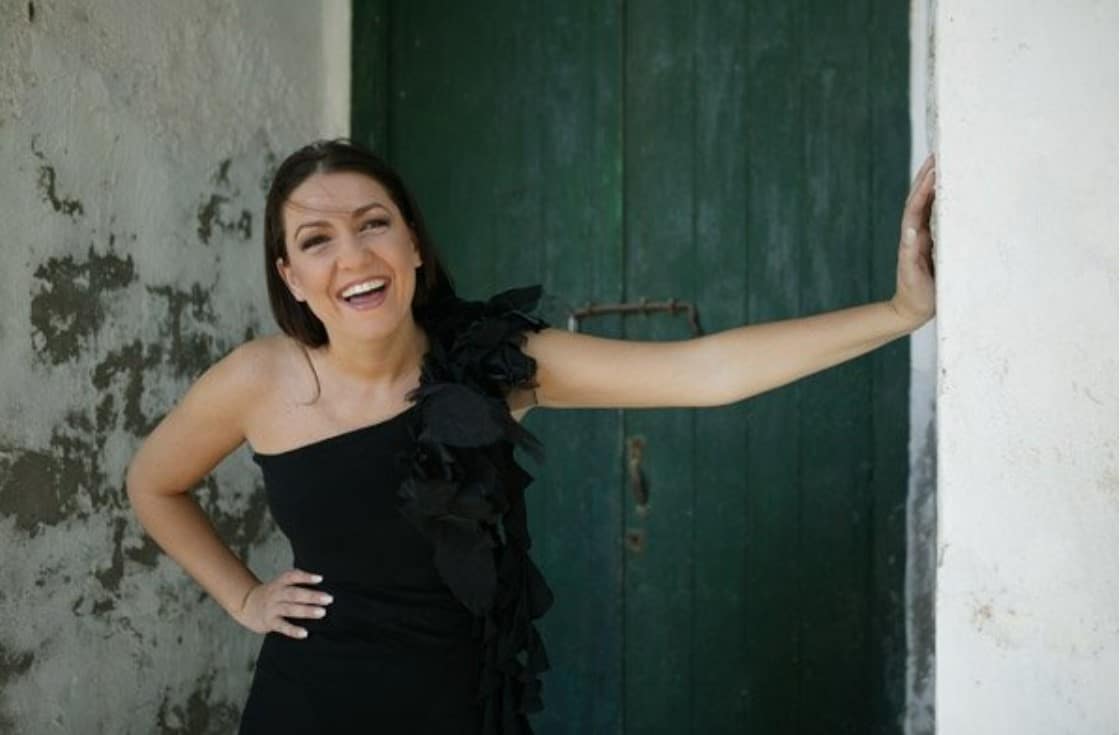 Niña Pastori feliz por su 25 aniversario.
