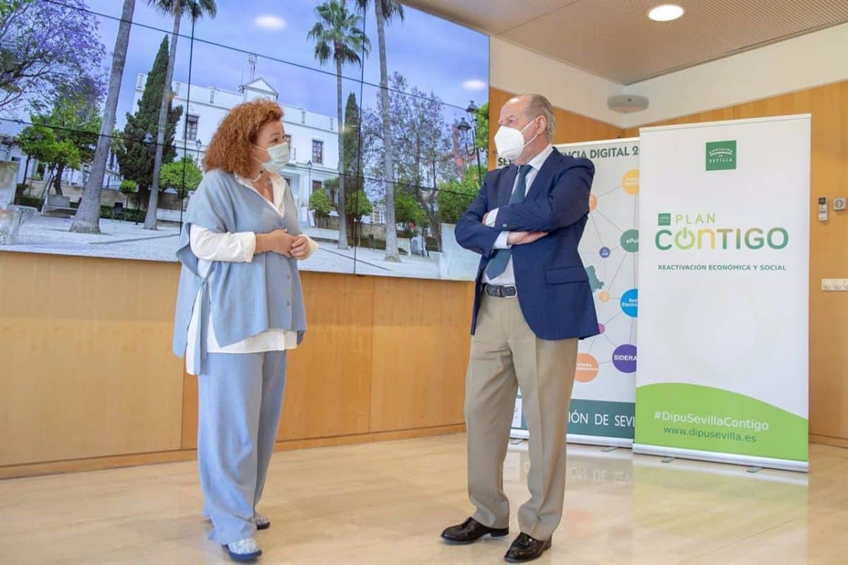 La alcaldesa de Castilleja de Guzmán junto al presidente de la Diputación de Sevilla.