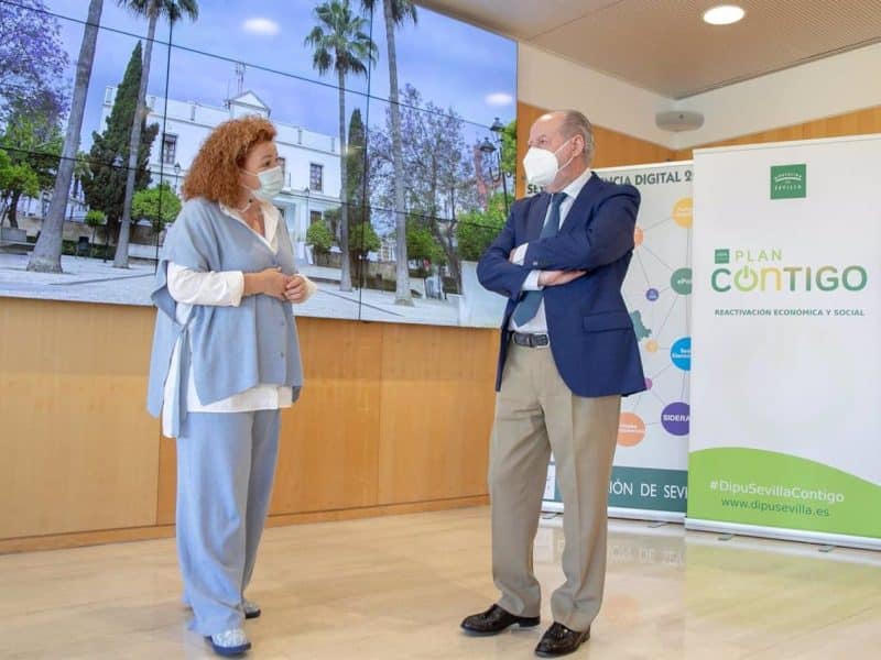 La alcaldesa de Castilleja de Guzmán junto al presidente de la Diputación de Sevilla.