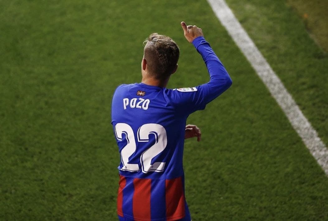 Alejandro Pozo en un partido con el Eibar. @alejandropozopozo