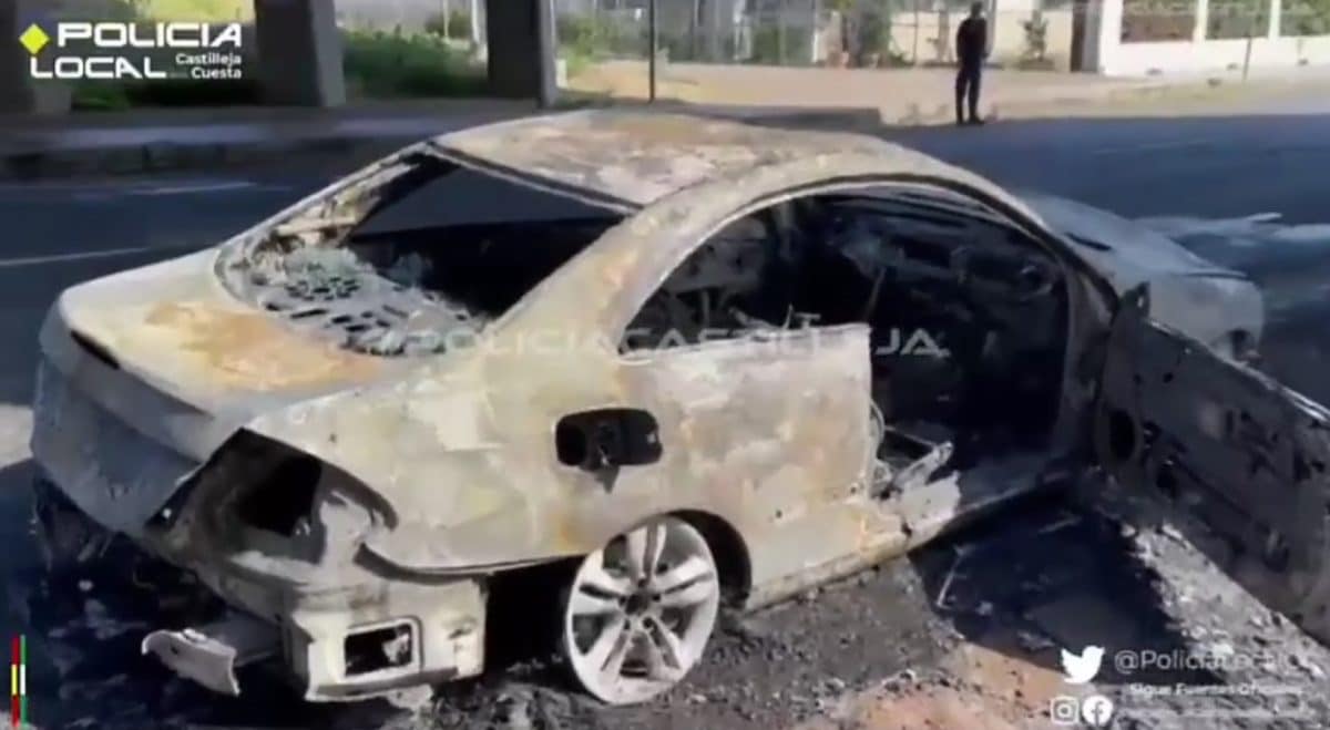 Coche calcinado. Imagen de la Policía Local de Castilleja.