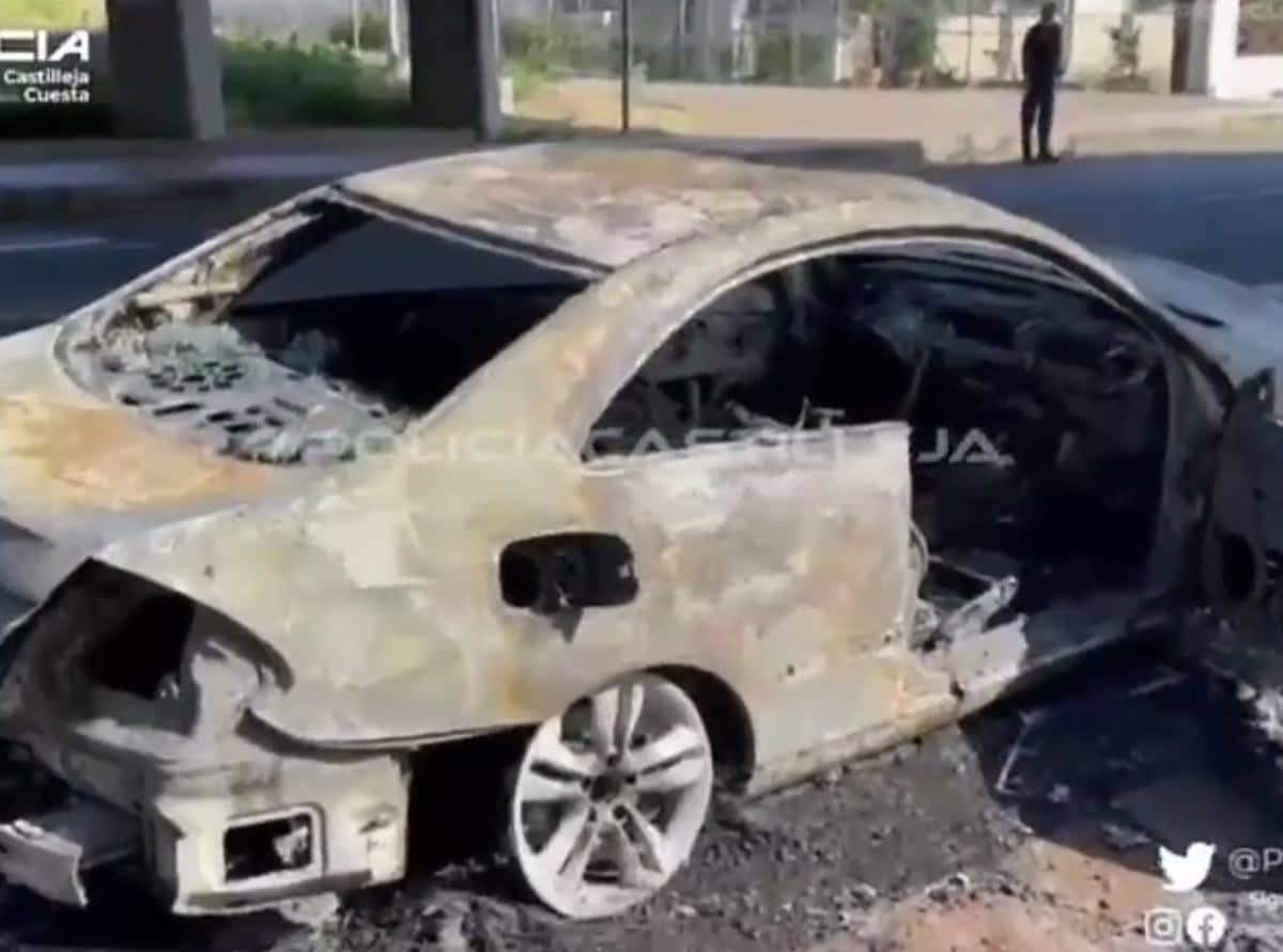 Coche calcinado. Imagen de la Policía Local de Castilleja.