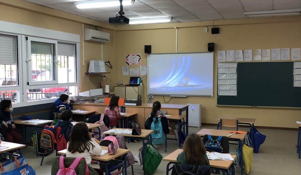 Purificador instalado en una de las aulas del colegio fernando Feliú de Gerena.
