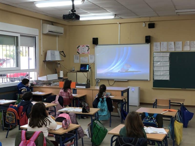 Purificador instalado en una de las aulas del colegio fernando Feliú de Gerena.