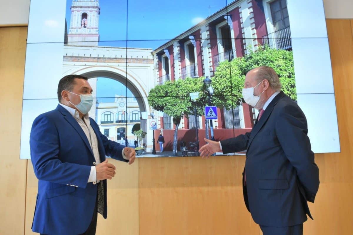 El presidente de la Diputación de Sevilla junto al alcalde de Umbrete.