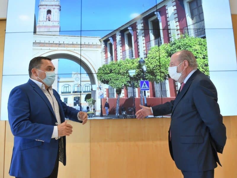 El presidente de la Diputación de Sevilla junto al alcalde de Umbrete.