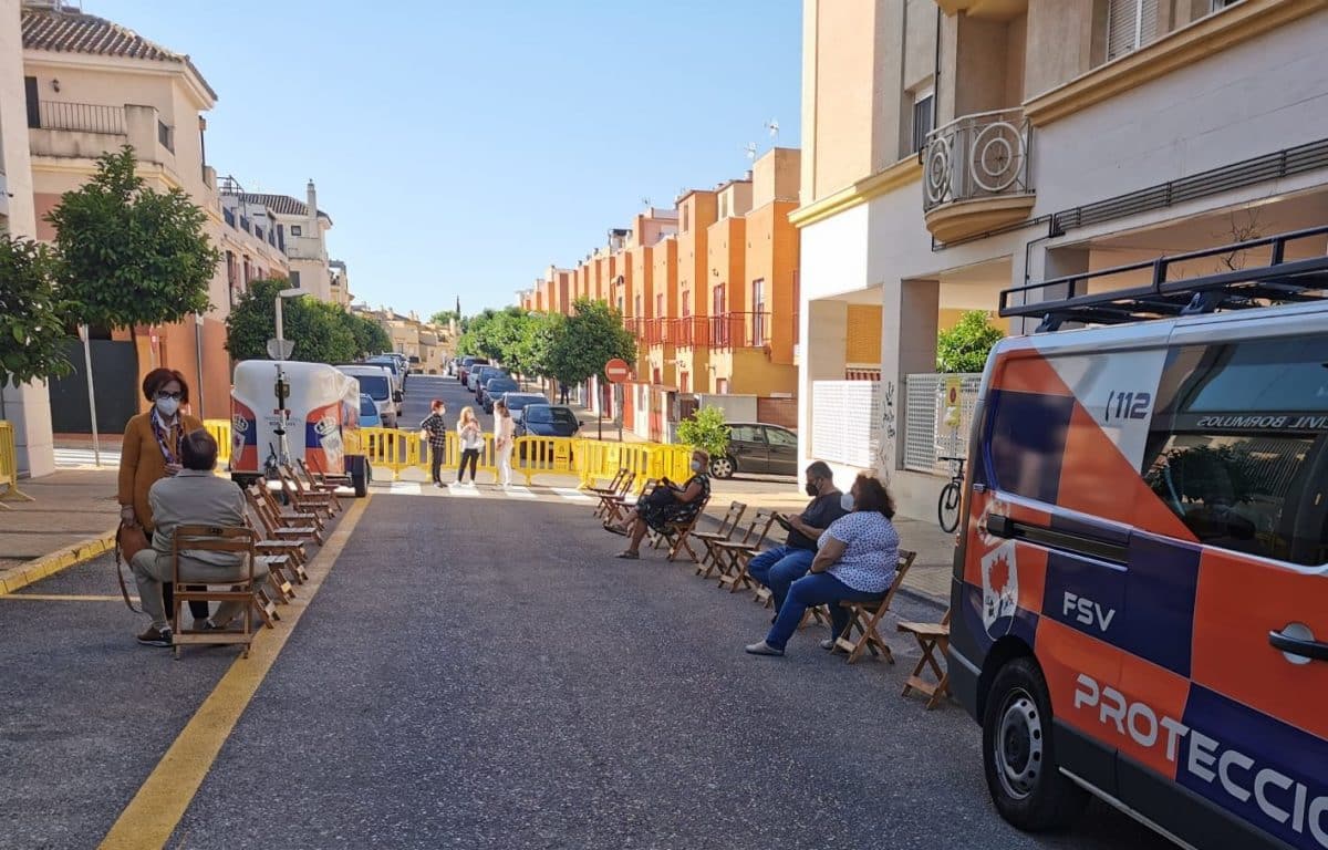 Vecinos esperan a recibir la vacuna en el exterior de la sede de Protección Civil.