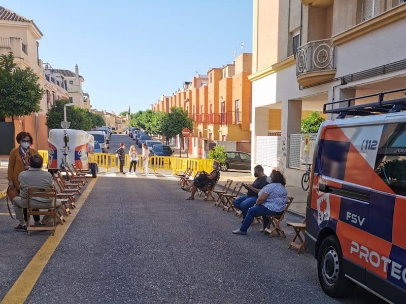 Vecinos esperan a recibir la vacuna en el exterior de la sede de Protección Civil.