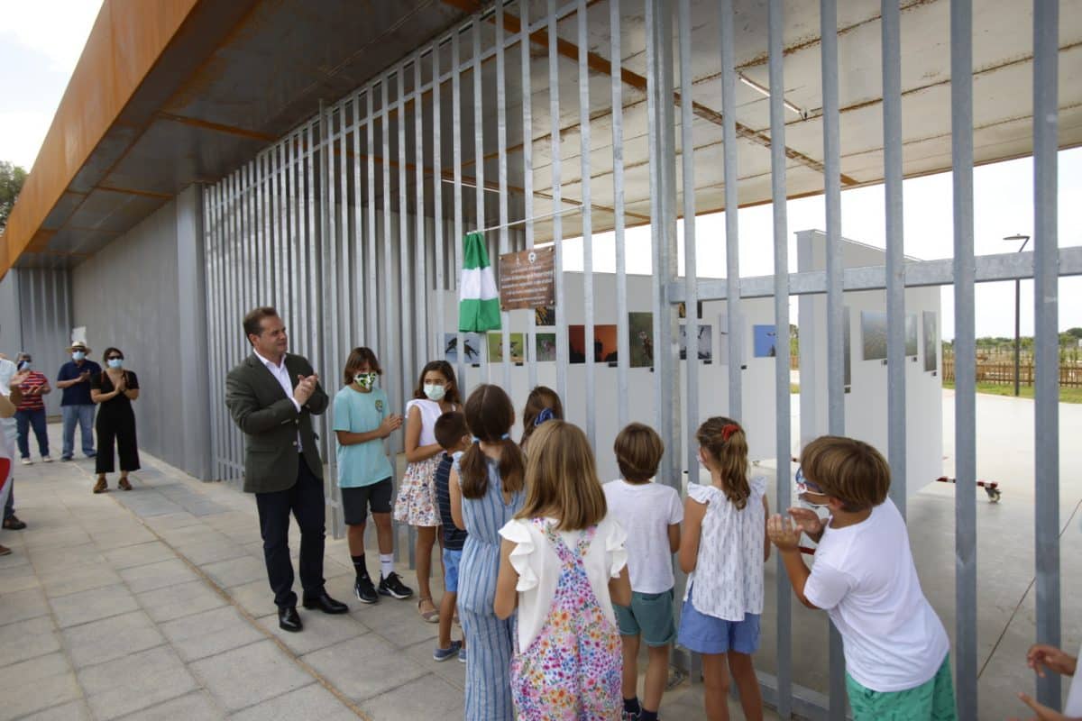 El alcalde, Antonio Conde, junto a los estudiantes de la comunidad educativa de Mairena.