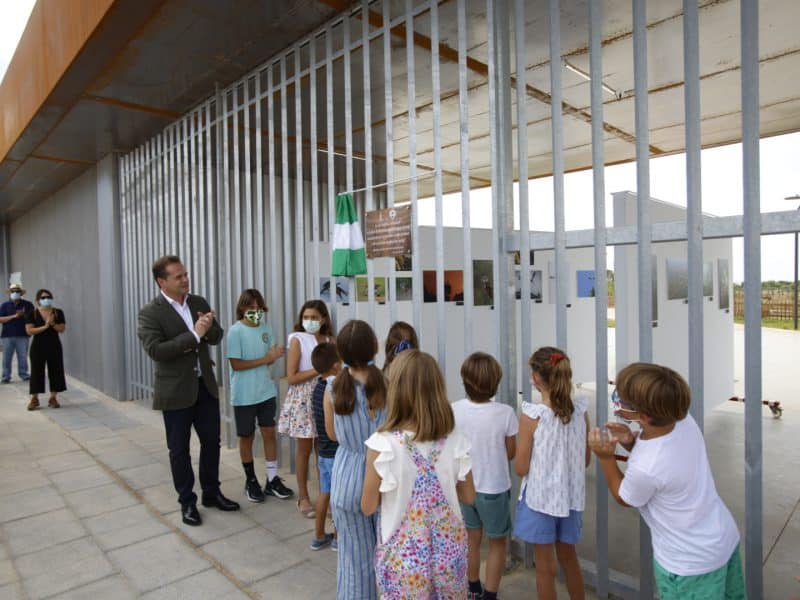 El alcalde, Antonio Conde, junto a los estudiantes de la comunidad educativa de Mairena.