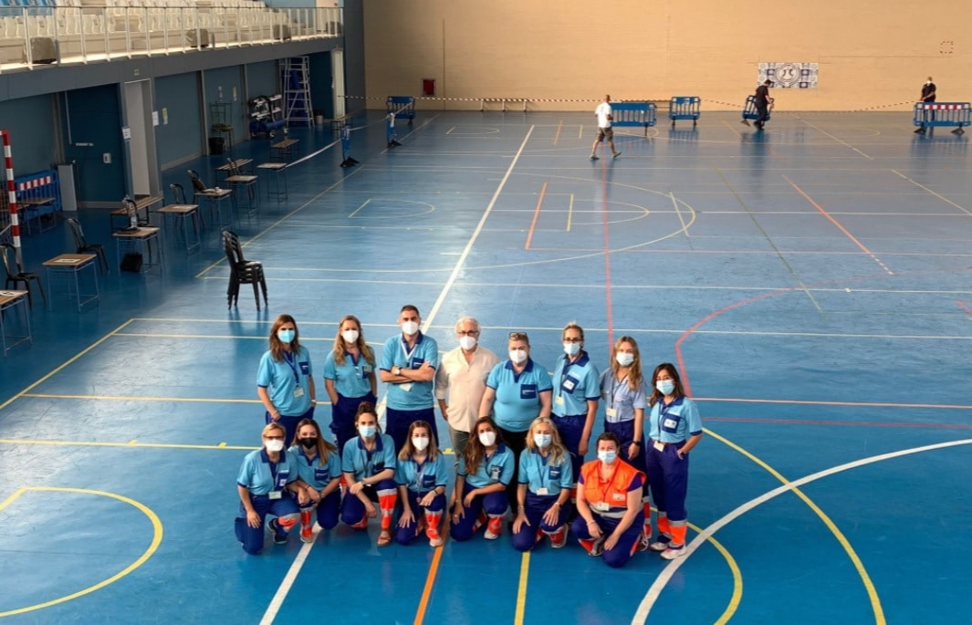 Equipo de vacunación en el Pabellón de Espartinas.