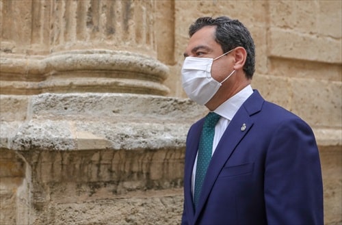 Juanma Moreno en su última aparición pública en el Pleno del Parlamento