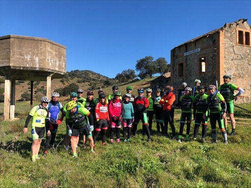 Ciclistas junto antigua estación de Riguela