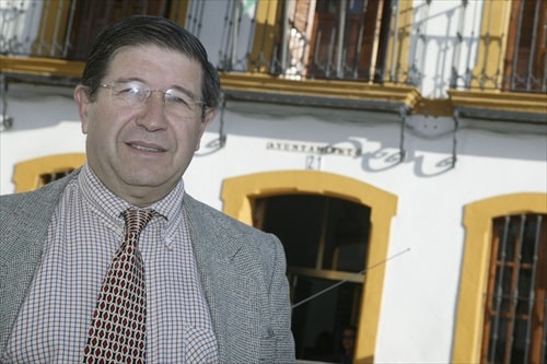 Valeriano Ruiz ante el Ayuntamiento de Mairena