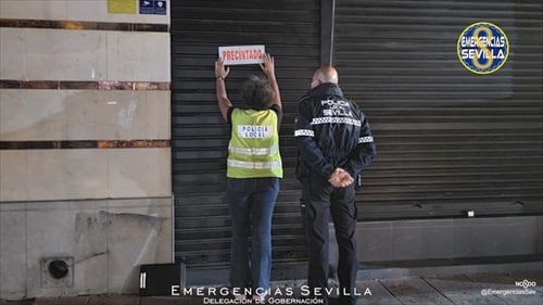 La policía local de Sevilla precinta un bar en Sevilla precinta un bar por incumplimiento de medidas Covid