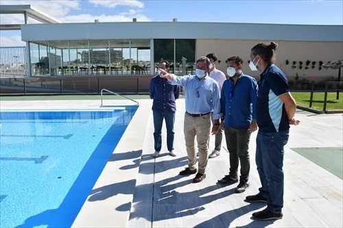 El Concejal de Cultura y Deportes del Ayuntamiento de Tomares junto al Concejal de Deportes en la piscina municipal.