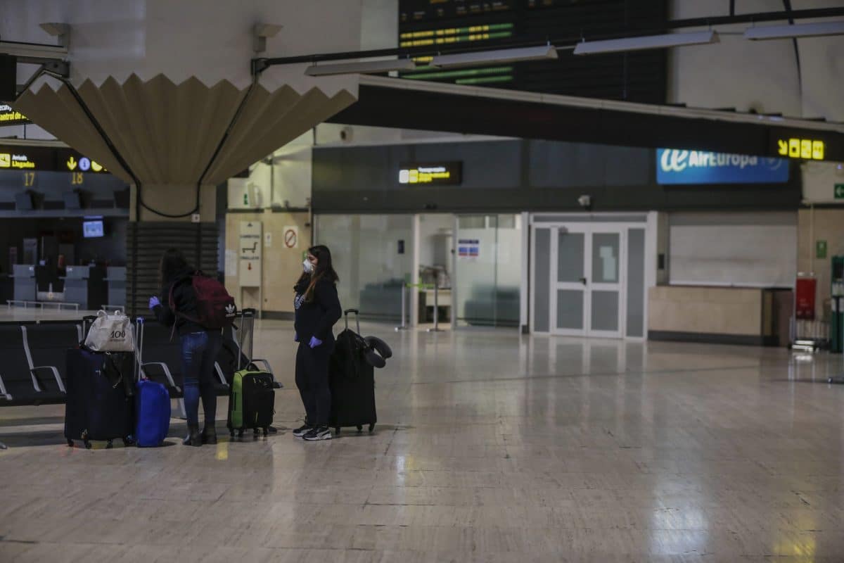 Dos pasajeras en la zona terminal de embarque del aeropuerto de Sevilla-San Pablo María José López / Europa Press