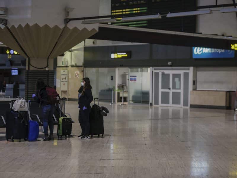 Dos pasajeras en la zona terminal de embarque del aeropuerto de Sevilla-San Pablo María José López / Europa Press