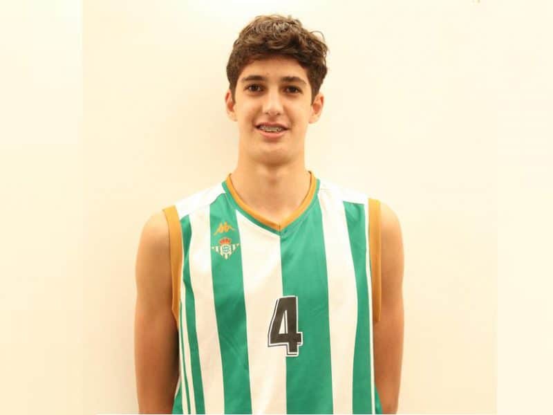 El joven pívot Alberto Blanco del Coosur Betis.