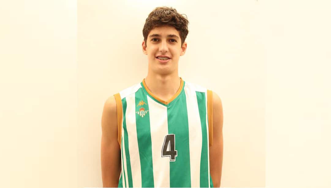 El joven pívot Alberto Blanco del Coosur Betis.