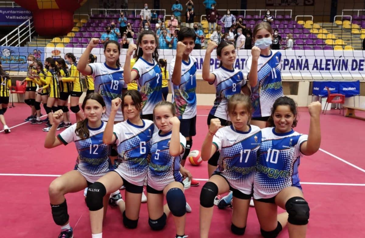 El equipo alevín femenino del Voleibol Tomares posa tras pasar de fase en el Campeonato de España.