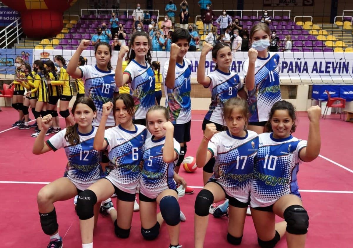 El equipo alevín femenino del Voleibol Tomares posa tras pasar de fase en el Campeonato de España.