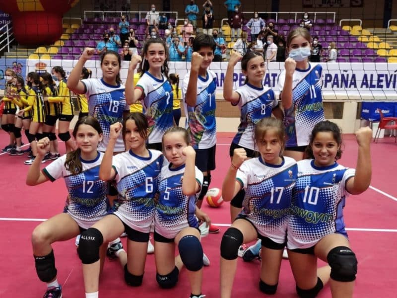 El equipo alevín femenino del Voleibol Tomares posa tras pasar de fase en el Campeonato de España.