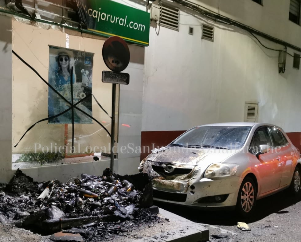 Imagen del contendor de vidrio calcinado y los desperfectos de alrededor. Imagen de la Policía Local de San Juan.