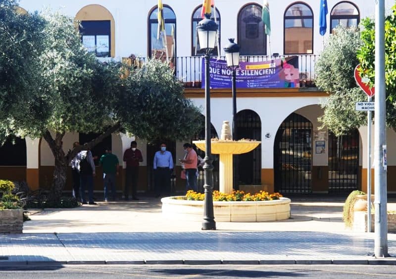 Manuel Romero junto a concejales y militantes de Ciudadanos esta mañana frente al Ayuntamiento.