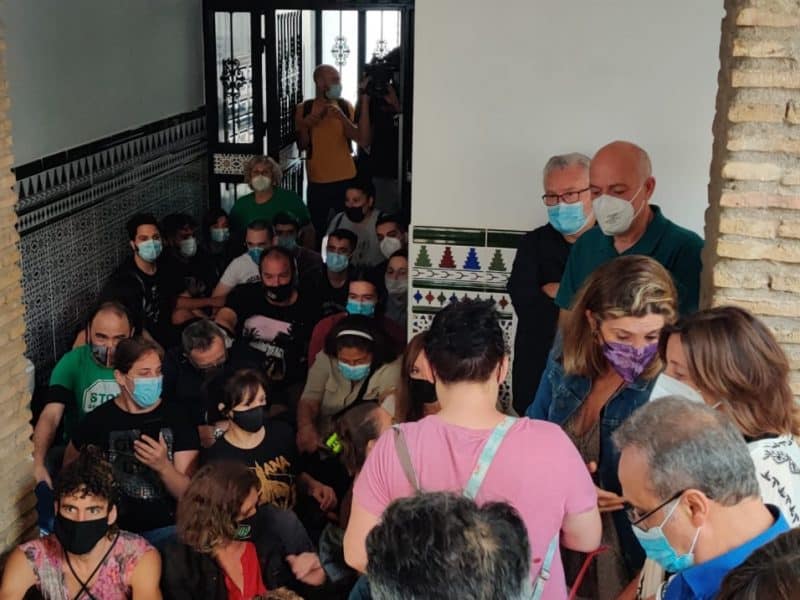 Medio centenar de vecinos intentan paralizar el desahucio de Mónica.