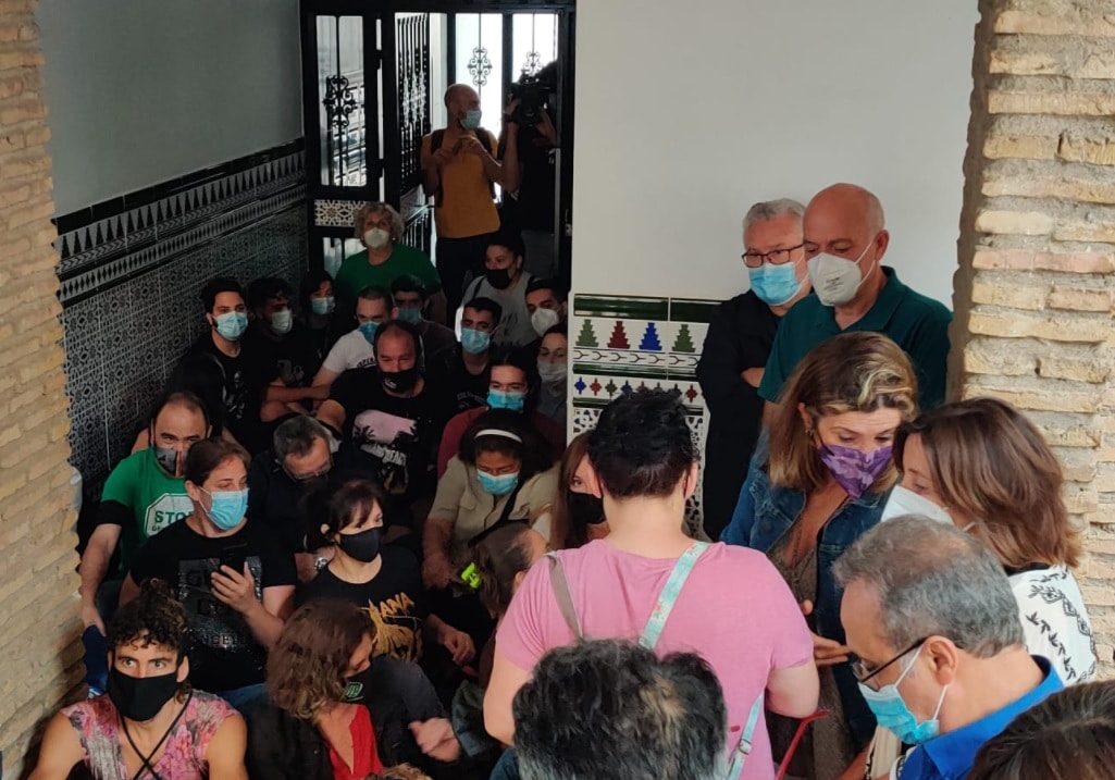 Medio centenar de vecinos intentan paralizar el desahucio de Mónica.