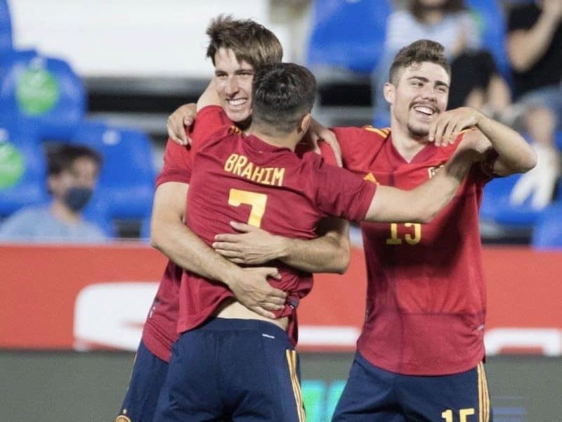 Juan Miranda y Alejandro Pozo celebran el tercer gol, obra del olivareño. Imagen de @juanmiranda instagram