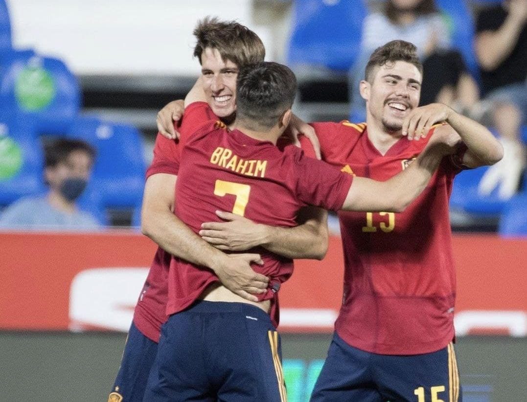 Juan Miranda y Alejandro Pozo celebran el tercer gol, obra del olivareño. Imagen de @juanmiranda instagram