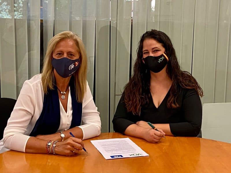 Firma entre Lola Romero (PP) y Carmen Cariciolo (VOX) para la moción de censura en Bormujos.