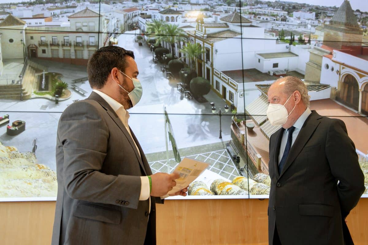 El alcalde de Gines, Romualdo Garrido, y el presidente de la Diputación de Sevilla, Fernando Rodríguez Villalobos. Diputación de Sevilla
