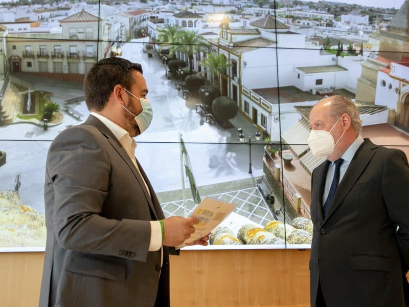 El alcalde de Gines, Romualdo Garrido, y el presidente de la Diputación de Sevilla, Fernando Rodríguez Villalobos. Diputación de Sevilla