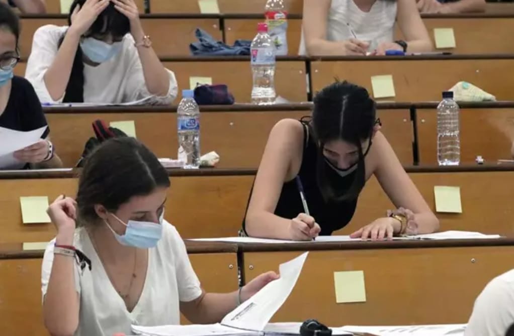 Estudiantes se examinan de selectividad en tiempos de pandemia. Europa Press.