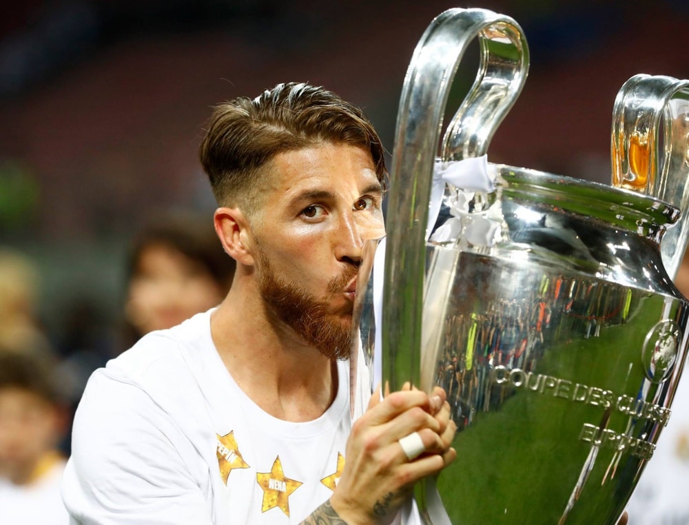 Sergio Ramos besa la undécima Champions del Real Madrid. Europa Press.