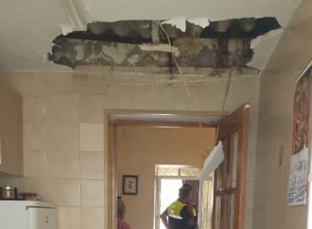 Techo desprendido. Imagen de la Policía Local de Tomares.