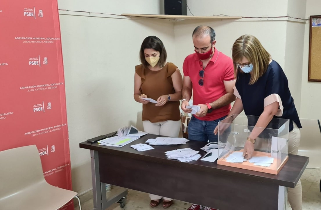 La mesa del PSOE cuenta los votos de la consulta celebrada este lunes. PSOE San Juan de Aznalfarache