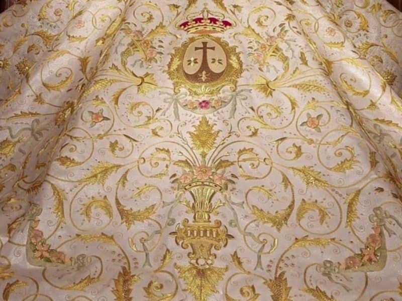 Imagen de los detalles del nuevo manto de la Virgen del Carmen de Sanlúcar la Mayor.