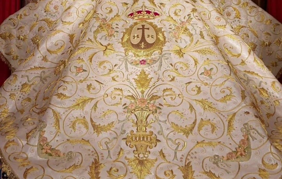 Imagen de los detalles del nuevo manto de la Virgen del Carmen de Sanlúcar la Mayor.