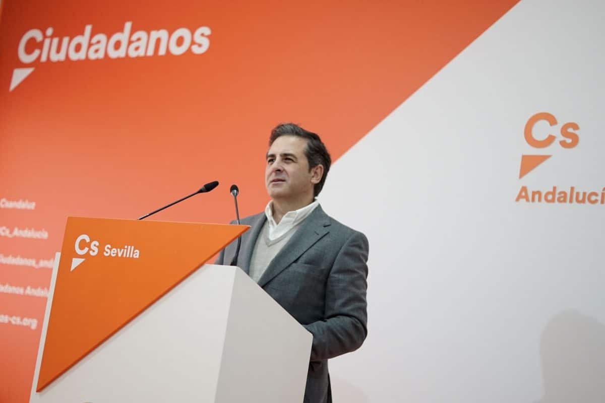 Ángel Mayo en la sede de Ciudadanos Sevilla.