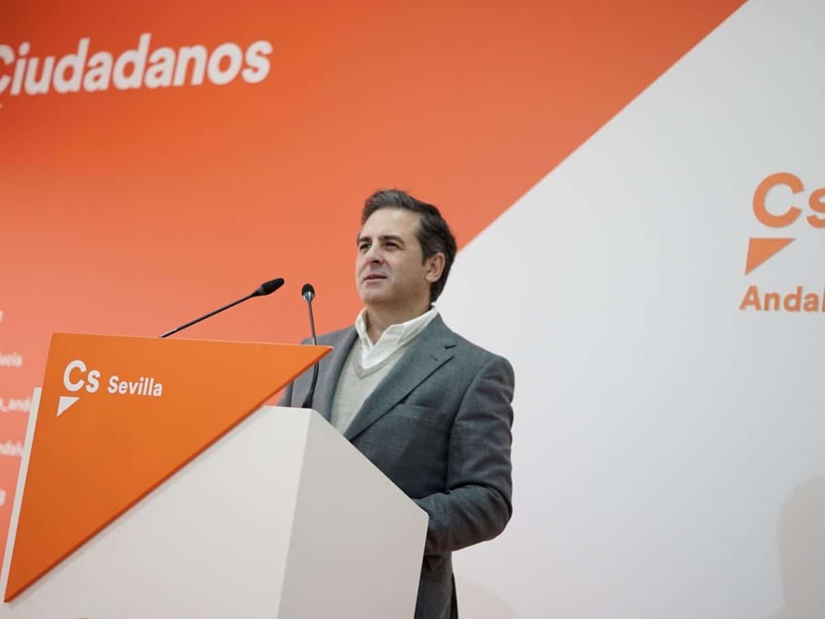 Ángel Mayo en la sede de Ciudadanos Sevilla.