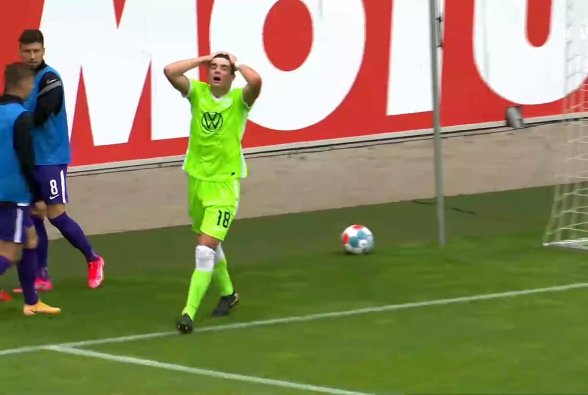 Anselmo McNulty lamenta la ocasión fallada en su debut.