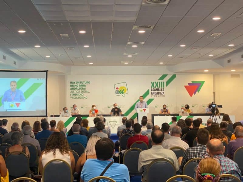 Toni Valero se dirige a los asistentes de la Asamblea Andaluza de IU en Benacazón. IU.