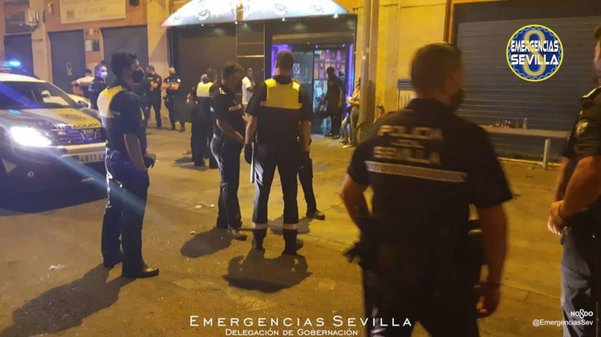 Agentes de la Policía Local llevan a cabo varios desalojos en bares por incumplir medidas Covid.