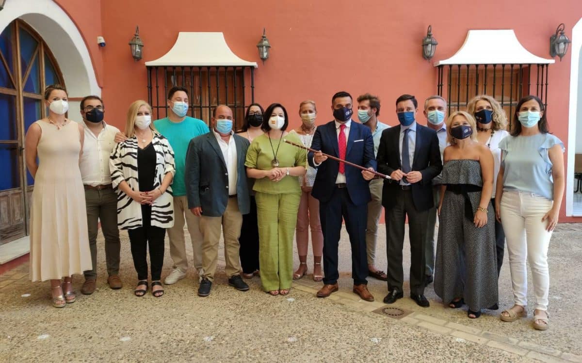 Nuevo equipo de gobierno en Benacazón, con Oropesa como alcalde, ante la presencia de Virginia Pérez. PP