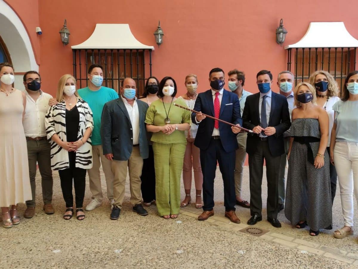 Nuevo equipo de gobierno en Benacazón, con Oropesa como alcalde, ante la presencia de Virginia Pérez. PP